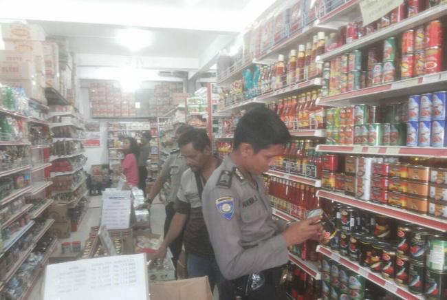 Polsek Sekupang Cek Kadaluarsa Produk Makanan Sejumlah Minimarket